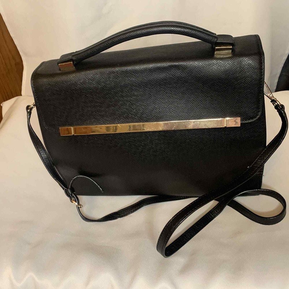 Ivanka Trump Womens Black‎ Faux Leather Top Handle Inner Pockets Shoulder Strap